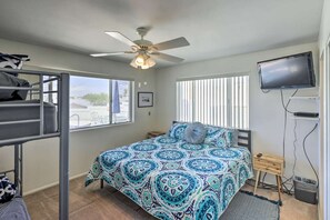 5 bedrooms, travel cot, free WiFi, bed sheets - 5 bdrm Lakeview Compound- Pool & Spa- Boat parking-Pet friendly- Basketball game (Lake Havasu City)