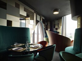 3 restaurants; breakfast served 