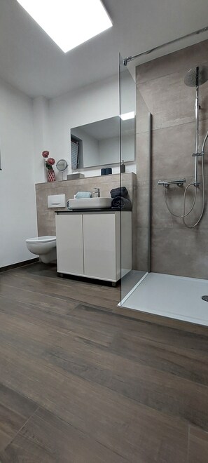 Een douche, een haardroger, handdoeken