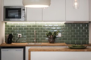 Frigorífico, microondas, horno y placa de cocina