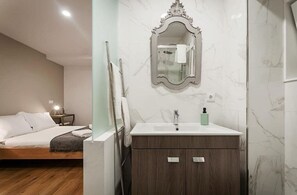 2 Schlafzimmer, schallisolierte Zimmer, Bügeleisen/Bügelbrett