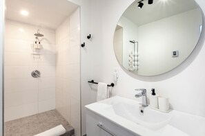 Bathroom - Bright Loft · Queen Bed | Walk Everywhere (Québec City)