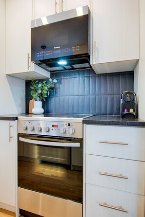 Private kitchen - Bright Loft · Queen Bed | Walk Everywhere (Québec City)