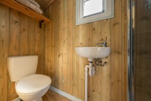 Dusj, toalettartikler (inkludert) og håndklær