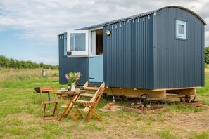 Exterior - Saltmarsh Shepherds Hut (Stiffkey)