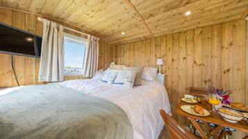 1 bedroom, iron/ironing board, internet, bed sheets