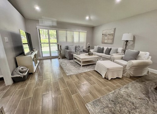 Beautiful Cottage located inside PGA National