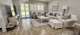 Beautiful Cottage located inside PGA National