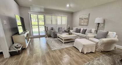 Beautiful Cottage located inside PGA National