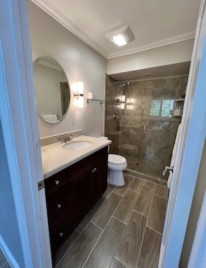 Combined shower/bathtub, hair dryer, towels