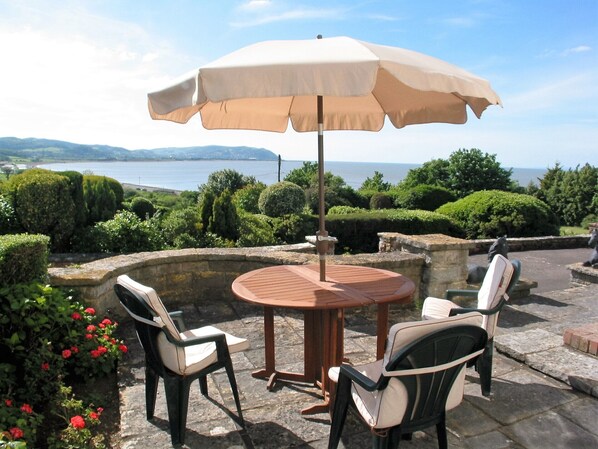 Outdoor dining - Huntingball Lodge (Minehead)