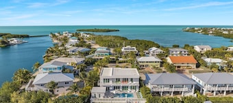 Perla Blanca 4 Bed 5 Bath kayaks pool boat dock