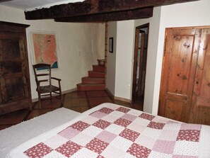 1 bedroom, travel cot, bed sheets