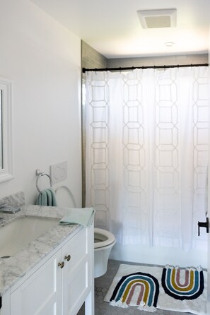 Combined shower/bathtub, hair dryer, towels, soap