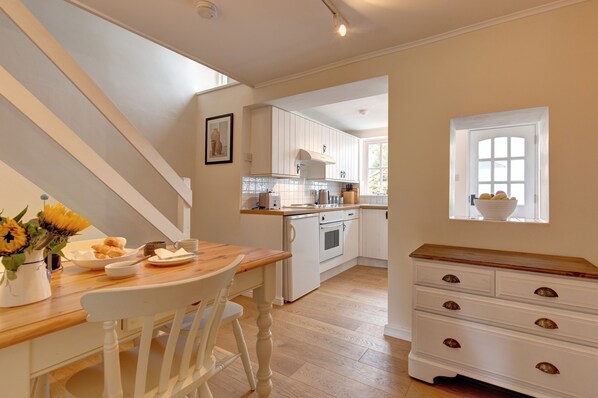 Réfrigérateur, micro-ondes, four, grille-pain