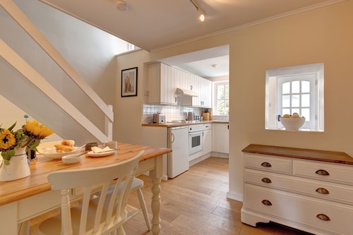 April Cottage -  a self catering cottage that sleeps 4 guests  in 2 bedrooms