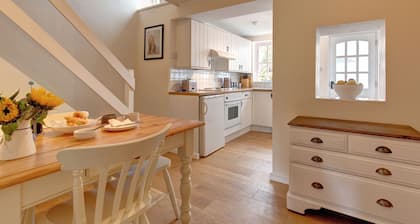 April Cottage - a self catering cottage that sleeps 4 guests in 2 bedrooms