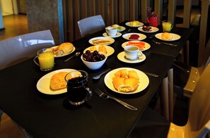 A breakfast buffet with various food items and beverages. - Transamerica Fit Lucas Do Rio Verde (Lucas do Rio Verde)