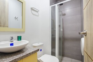 Habitación estándar doble | Baño | Ducha, toallas, jabón y champú