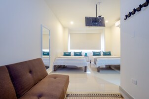Habitación cuádruple | Escritorio, wifi gratis, ropa de cama