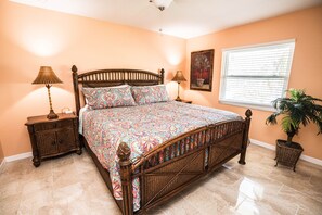 3 habitaciones, escritorio y tabla de planchar con plancha 