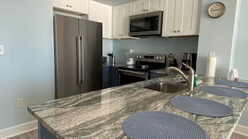 Refrigerador, microondas, horno y parrilla de estufa