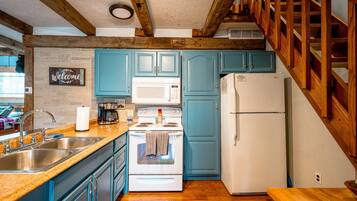 KylskÄp, mikrovÄgsugn, ugn och spishÀll