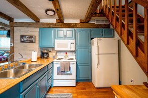 Kylskåp, mikrovågsugn, ugn och spishäll