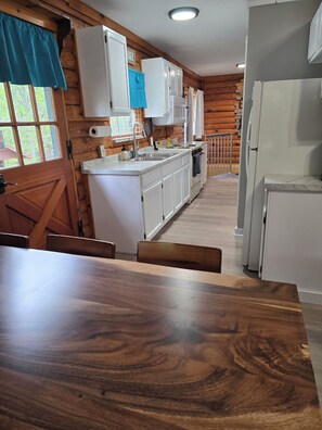 Kylskåp, mikrovågsugn, ugn och spishäll