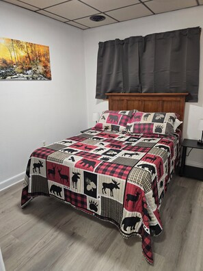 3 bedrooms, WiFi, bed sheets - Log Cabin 2 at Osborn Boat Ramp on Patoka Lake (Jackson Township)