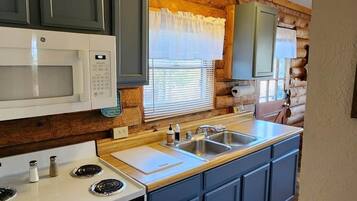 Micro-ondas, cafeteira/chaleira, talheres/pratos/utensílios de cozinha