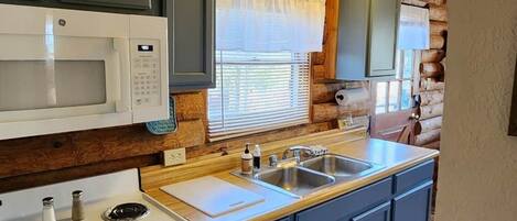 Microondas, cafetera y tetera y utensilios de cocina