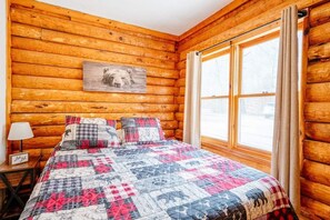 2 bedrooms, WiFi, bed sheets - Log Cabin 4 at Osborn Boat Ramp on Patoka Lake (Jackson Township)