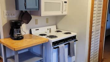 MikrovÄgsugn, kaffe- och tebryggare, grytor/köksredskap och kryddor