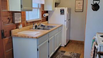 Een microgolfoven, een koffiezetapparaat/waterkoker