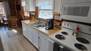 Mikrovågsugn, kaffe- och tebryggare, grytor/köksredskap och kryddor