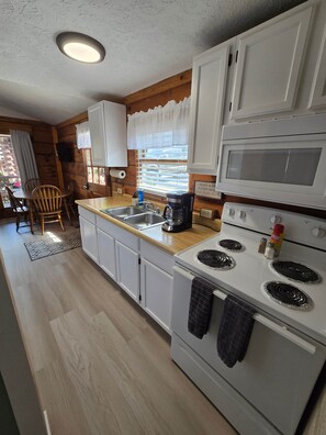 Micro-ondas, cafeteira/chaleira, talheres/pratos/utensílios de cozinha