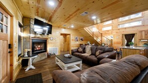 Smart TV, fireplace, video games, DVD player - FUN Retreat 🌞Enjoy Hot Tub, 🕹️Games, 🔥 Cozy Fire Pit, and 🤸‍♂️New Playset! (Broken Bow)