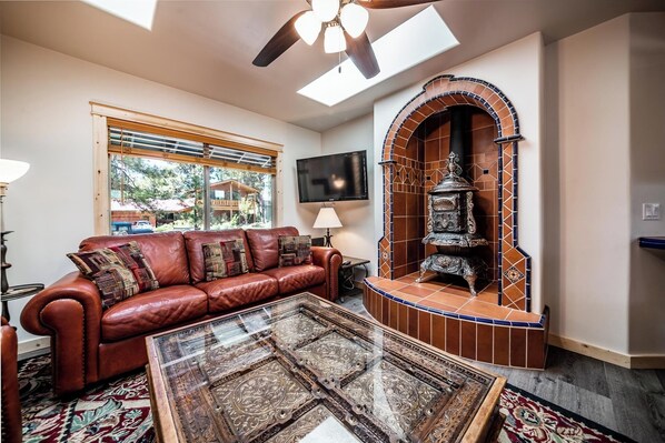 Smart TV, fireplace, streaming services