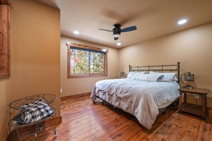 Room - Gray Goose Lodge - Private back deck, hot tub and (Lead)