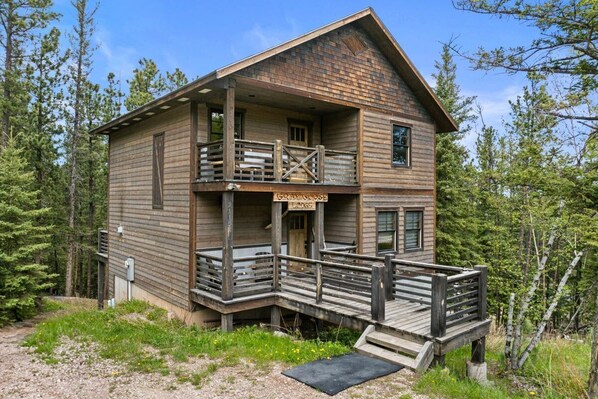 A wooden lodge with a balcony and a sign reading "Gray Goose Lodge". - Gray Goose Lodge - Private back deck, hot tub and (Lead)