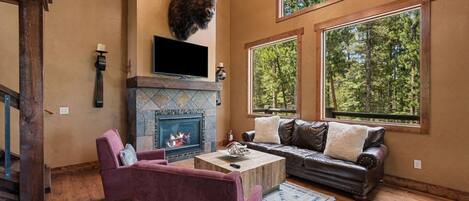 Smart TV, chimenea, futbolito