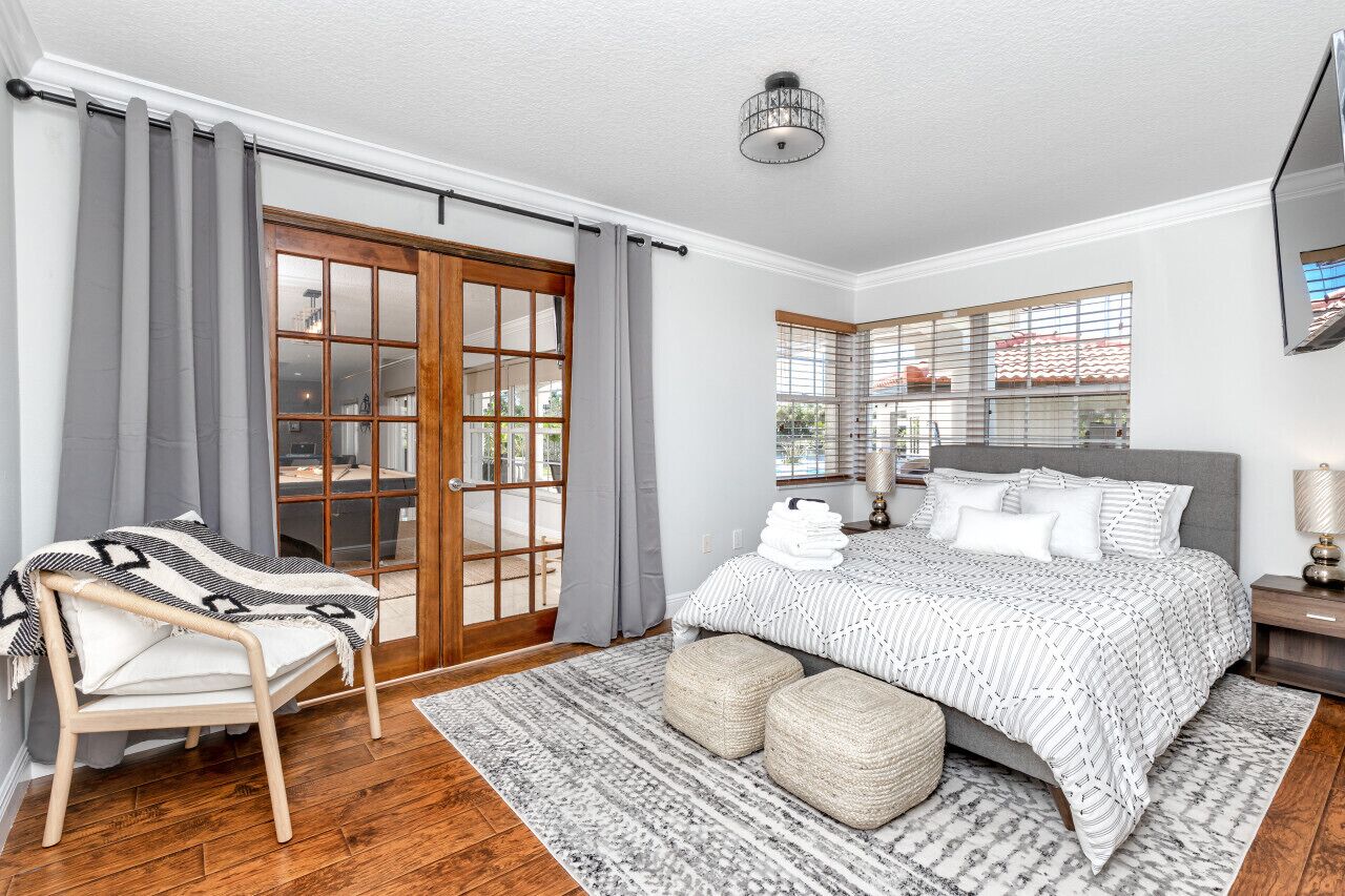 5 habitaciones, escritorio y tabla de planchar con plancha 