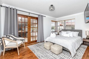 5 bedrooms, desk, iron/ironing board, travel crib - The Belleair Estate - Breathtaking Waterfront Home w/ Heated Pool (Clearwater)