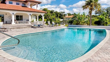 Een buitenzwembad en een verwarmd zwembad