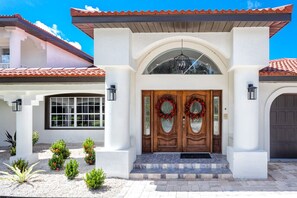Exterior detail - The Belleair Estate - Breathtaking Waterfront Home w/ Heated Pool (Clearwater)