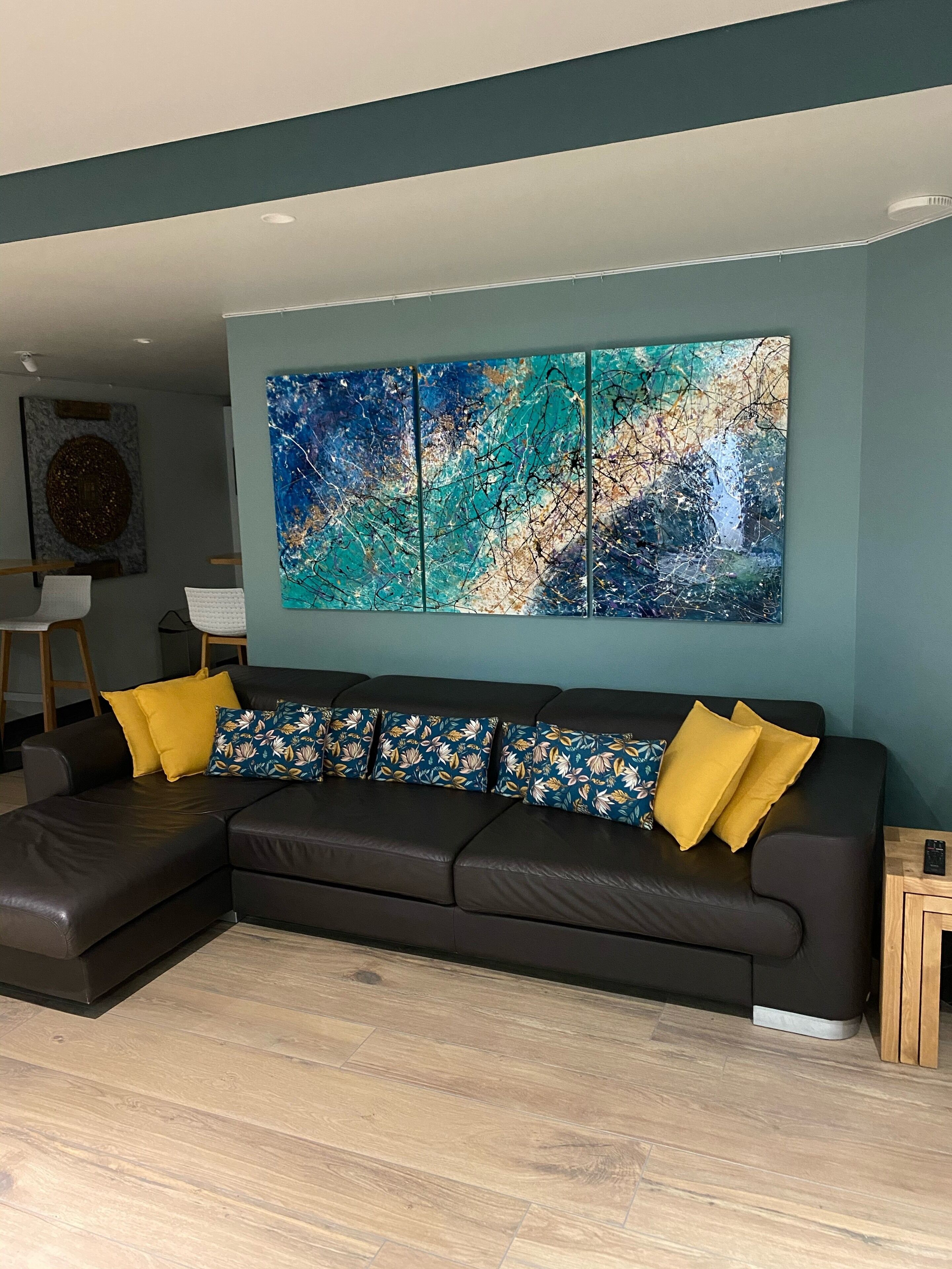 Televisión, reproductor de DVD, futbolito y biblioteca musical 