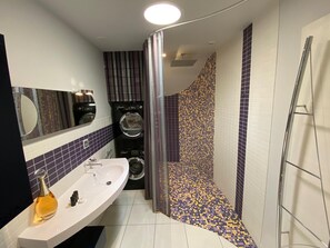 Shower, hair dryer, bathrobes, slippers - Appartement d'exception avec vue mer (Binic-Étables-sur-Mer)