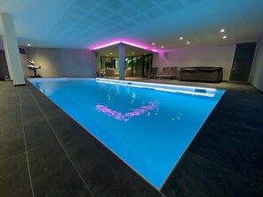 Una piscina techada, una piscina climatizada