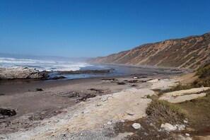Beach nearby, sun-loungers - Escape to Cambria, just moments away from Moonstone Beach Park (Cambria)